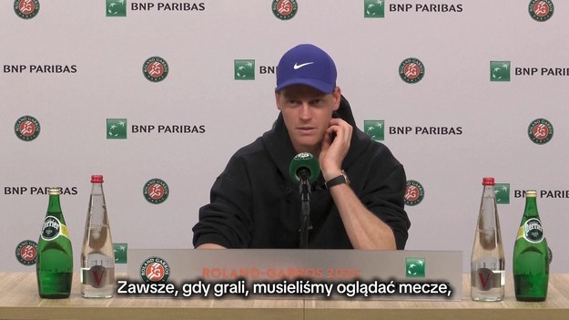 Jannik Sinner nie ukrywa swojej piłkarskiej sympatii. W rozmowie z dziennikarzami podczas Roland Garros przyznał, że od lat kibicuje AC Milanowi i skomentował doniesienia o możliwym transferze Luki Modricia. – Zostałem kibicem Milanu przez współlokatora i już tak zostało. Modrić? Jeden z najlepszych. Byłoby dobrze! – uśmiechał się Sinner.