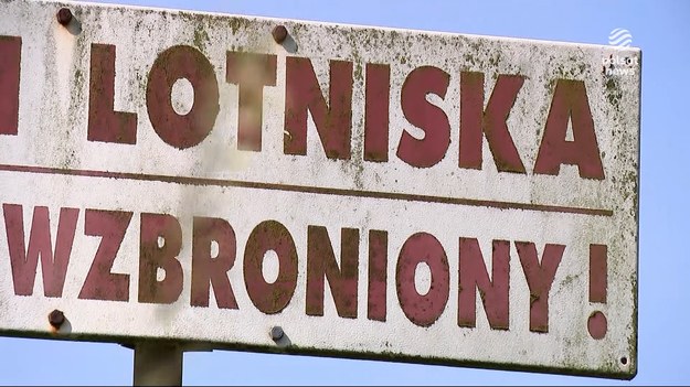 Sprzęt miał trafić na front w Ukrainie. Kontenery należały do firmy, która miała pozwolenie na handel nią, ale nie na magazynowanie. MSWiA mówi o skandalicznym sposobie przechowywania i zwraca uwagę na to, że broni nikt nie pilnował. Beata Glinkowska.