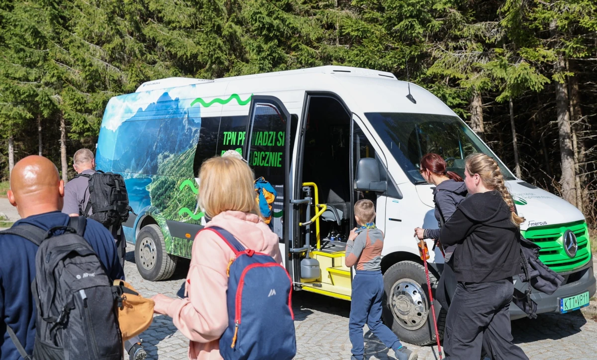 W czwartek otwarto po remoncie drogę do Morskiego Oka. To nie koniec dobrych informacji dla turystów: Tatrzański Park Narodowy obniżył ceny biletów na elektryczne busy.