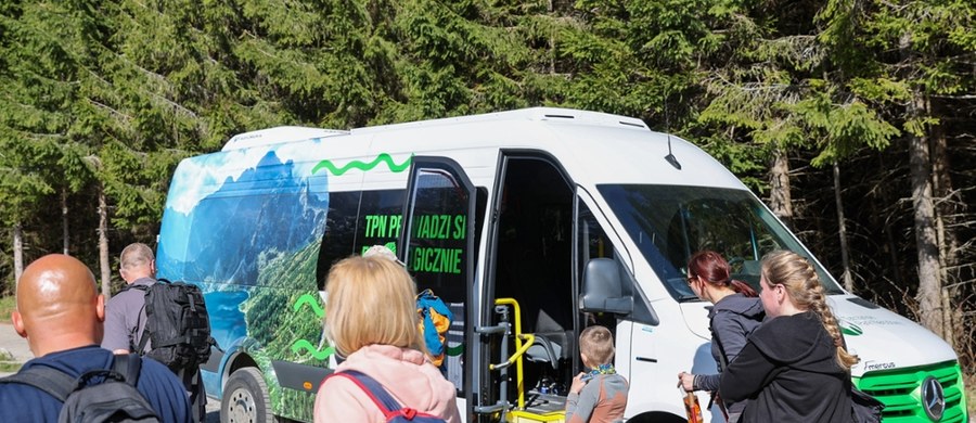 W czwartek otwarto po remoncie drogę do Morskiego Oka. To nie koniec dobrych informacji dla turystów: Tatrzański Park Narodowy obniżył ceny biletów na elektryczne busy.