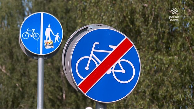Piękna, prosta droga rowerowa, znak, że się kończy, a tuż za nim... schody. Urząd mówi o niefortunnym miejscu, rowerzyści o niebezpieczeństwie, bo nietrudno wyobrazić sobie, jak może skończyć się wjechanie z dużą prędkością na schody. Ewa Pajuro.