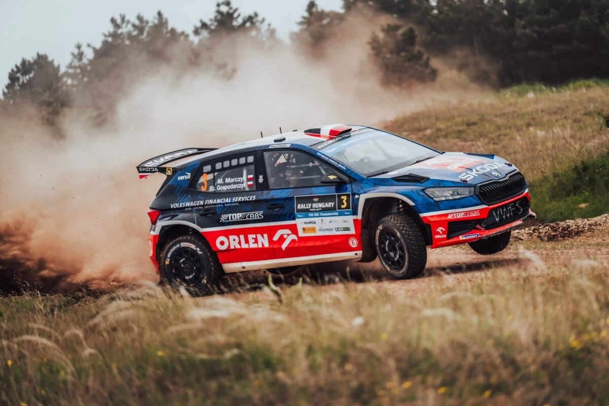 To niepowtarzalna szansa dla fanów motorsportu! Już wkrótce w Mikołajkach wystartuje ORLEN OIL 81. Rajd Polski z udziałem 74 załóg z 20 krajów, a Ty możesz być częścią tego widowiska. Weź udział w naszej zabawie i zgarnij wejściówki, które pozwolą Ci z bliska śledzić zmagania najlepszych kierowców Europy i Polski na malowniczych mazurskich trasach!