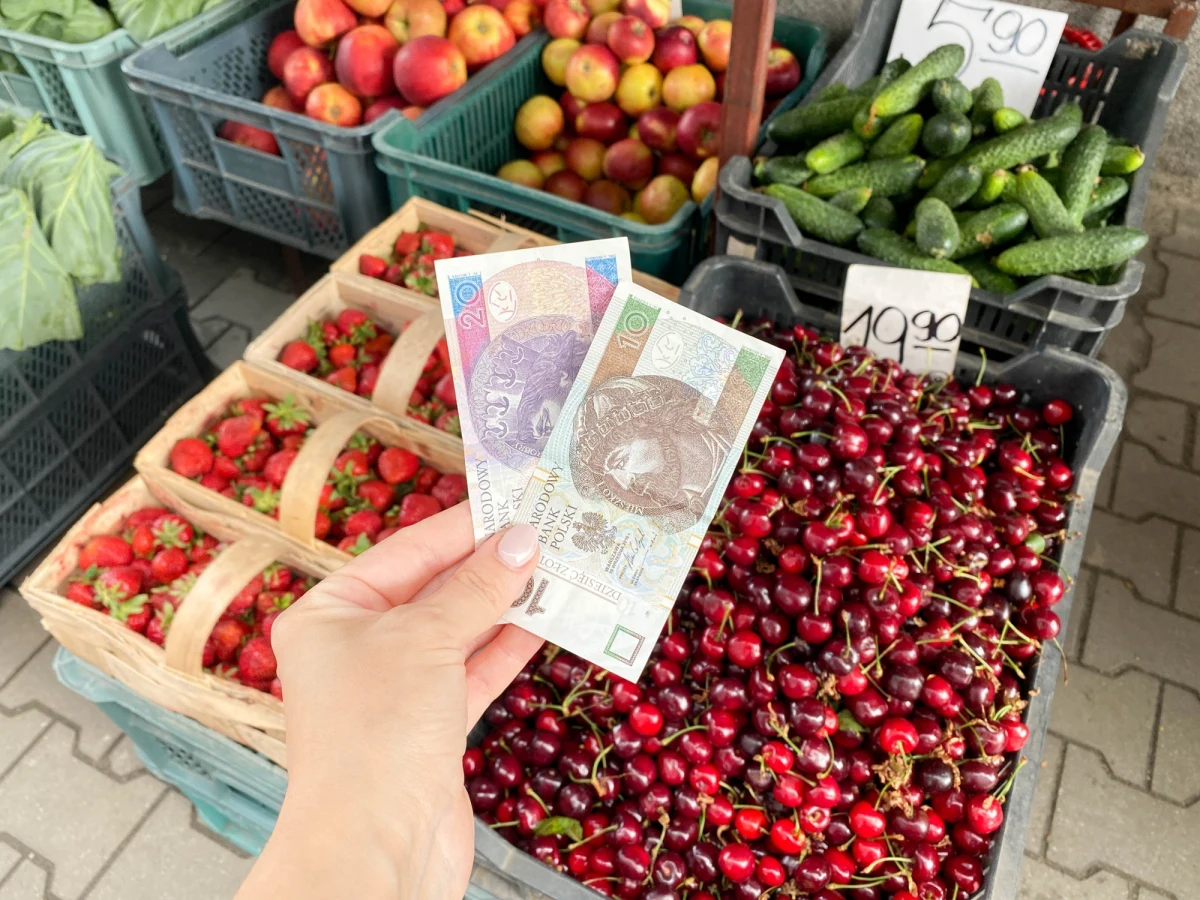 W trzecim kwartale 2025 r. roczna inflacja może spaść w okolice 3 proc., przy 4,1 proc. w maju, a członkowie Rady Polityki Pieniężnej są podzieleni, jeśli chodzi o kwestię ewentualnego obniżenia stóp procentowych. Tymi informacjami podzielił się w czwartek prezes NBP Adam Glapiński. Urzędnik wskazał, że wzrost PKB obecnie przekracza 3 proc.