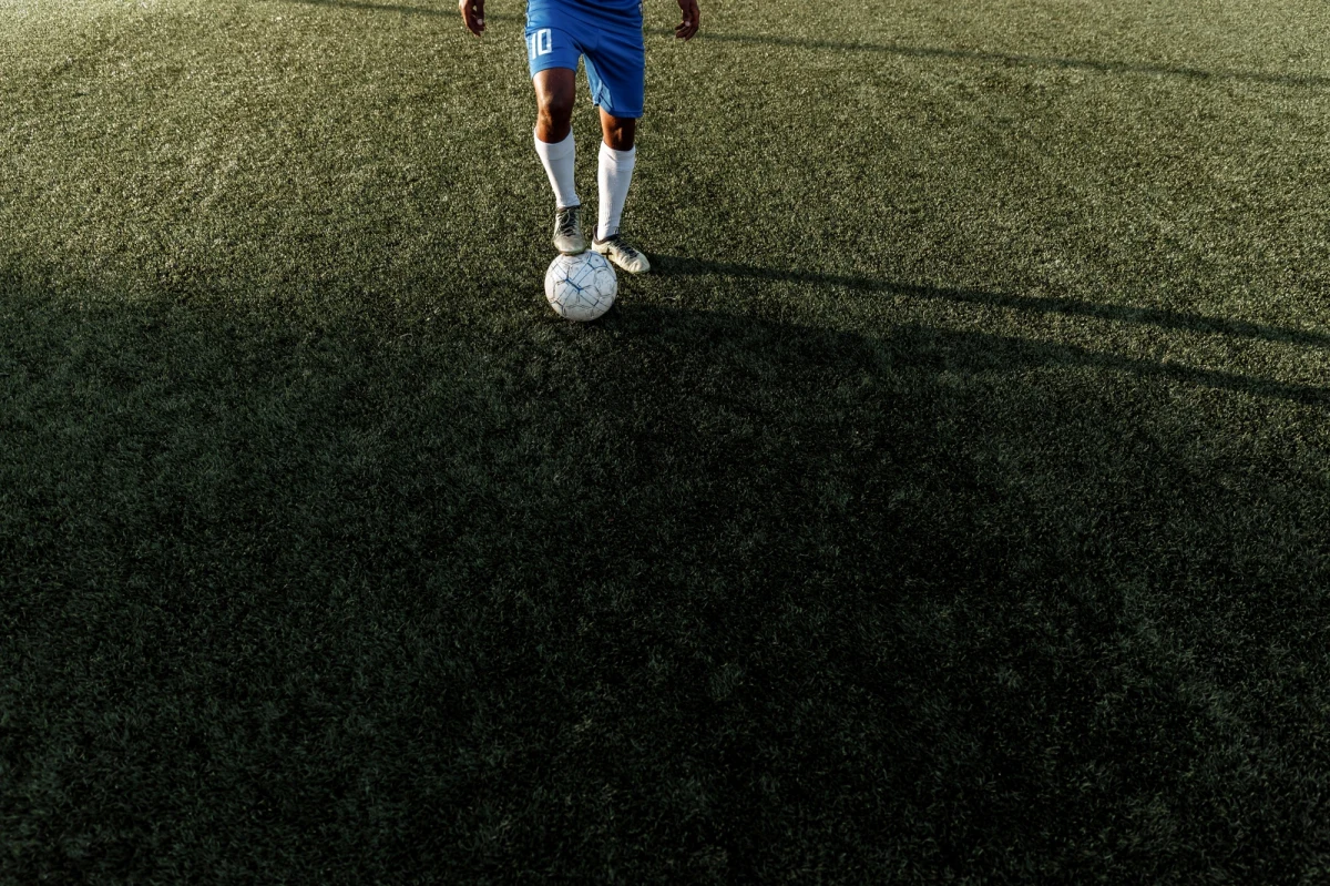 Zlatan Ibrahimović był jedyny w swoim rodzaju. Ze świecą szukać piłkarza, który grał tak zjawisko i z miejsca był ważnym elementem każdej drużyny. Napastnik o osobowości większej niż boisko, nieprzewidywalny, bezczelny i genialny. Jego kariera to podróż przez największe kluby świata, setki bramek i styl, który albo się kocha, albo nienawidzi. 