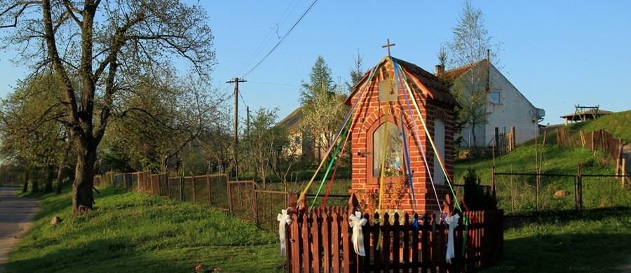 Na Warmii rusza kolejna inicjatywa ratowania przydrożnych kapliczek, które są uznawane za strażników historii oraz symbole duchowego dziedzictwa regionu. Choć często mijamy je nieświadomie, to właśnie one przypominają nam, że wciąż jesteśmy na Warmii. Bo gdy zza szyby samochodu widać już tylko samotne krzyże - to znak, że zaczynają się Mazury.