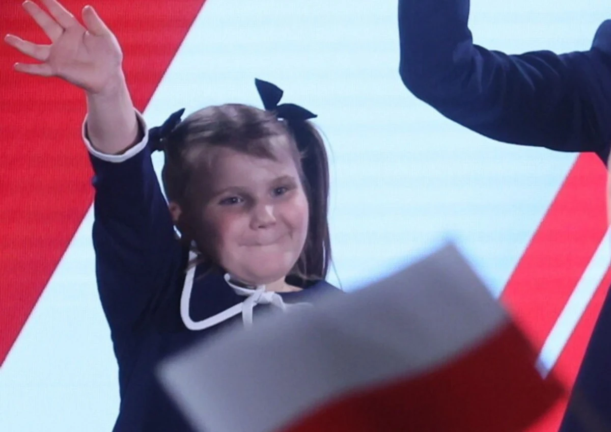 "Policja podjęła czynności w związku z hejtem na 7-letnią Kasię Nawrocką" - poinformował ​Jacek Dobrzyński, rzecznik MSWiA. Podkreślił, że każdy hejt jest niedopuszczalny, a tym bardziej na dziecko. "Policja działa na podstawie prawa lub z nakazu prokuratury" - dodał.