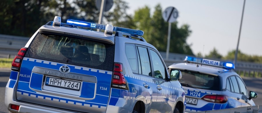 Strzelanina w Bolkowie w województwie dolnośląskim. Policyjne strzały padły podczas próby zatrzymania mężczyzny podejrzanego o kradzież samochodu. Jeden z pocisków rykoszetował, raniąc policjanta w łydkę. 
