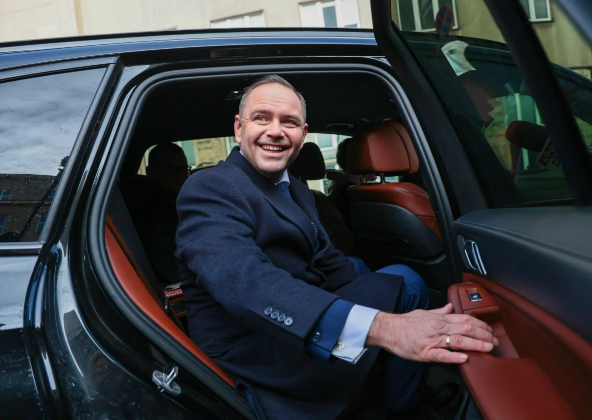 Karol Nawrocki po wyborze na prezydenta RP pożegna się ze stanowiskiem prezesa Instytutu Pamięci Narodowej. Konkurs na to stanowisko ogłosi Kolegium IPN, a wyboru dokona Sejm. Głównych kandydatów do zastąpienia Nawrockiego jest trzech.