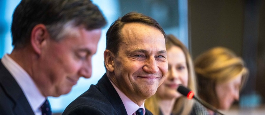 Minister spraw zagranicznych Radosław Sikorski zareagował na burzliwy spór prezydenta USA Donalda Trumpa z Elonem Muskiem. Szef polskiej dyplomacji za pośrednictwem mediów społecznościowych zwrócił się do właściciela Tesli, nawiązując do wymiany zdań z miliarderem, która miała miejsce w marcu. "Widzisz, wielki człowieku, polityka jest trudniejsza, niż myślałeś" - napisał. 