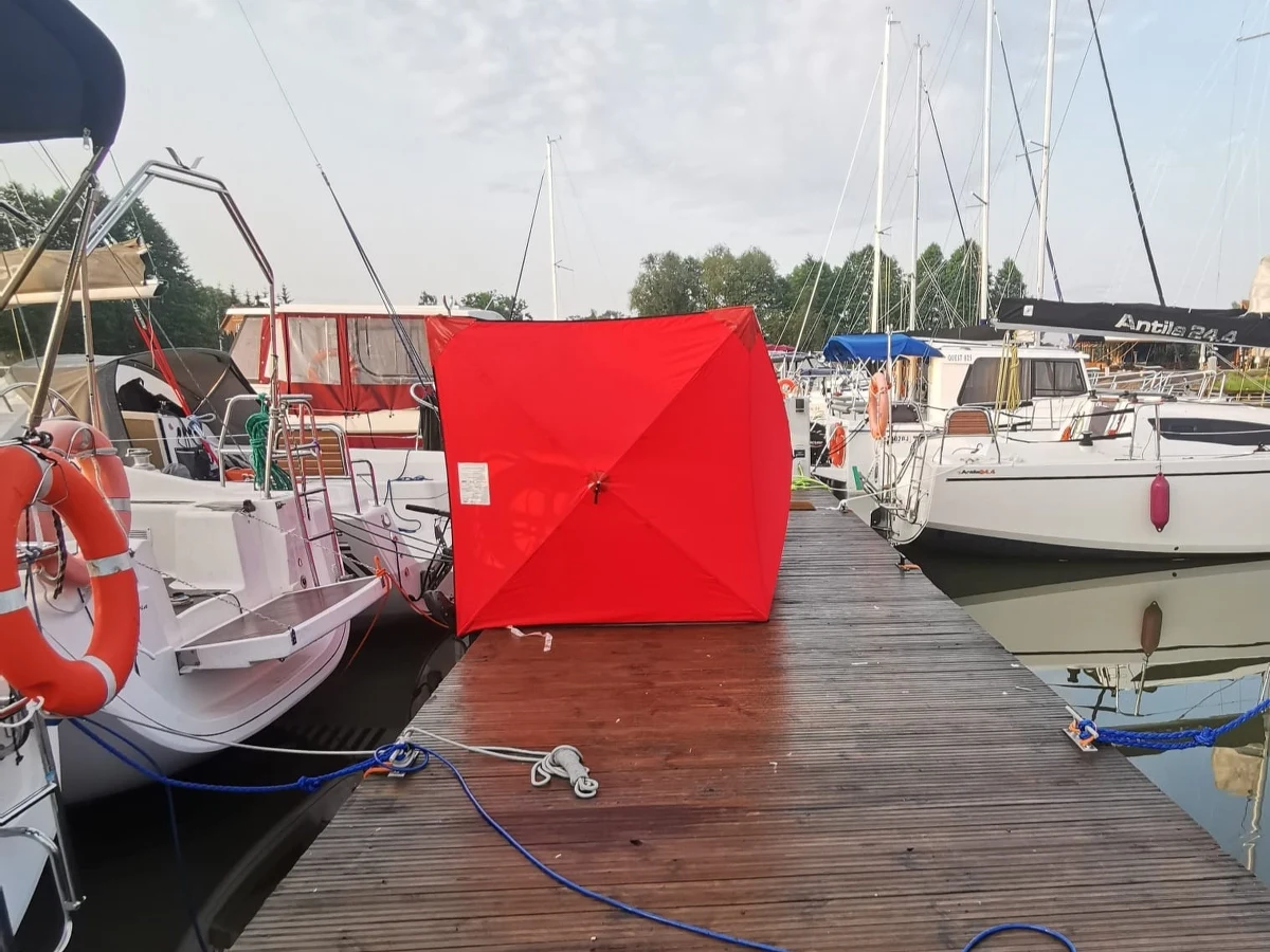 48-letni turysta z Małopolski utonął w jednym z portów w miejscowości Górkło w gminie Mikołajki na Mazurach. Mężczyzna - około drugiej godziny w nocy - schodząc z pokładu łodzi, stracił równowagę i wpadł do wody. Po dwóch godzinach jego ciało wyłowili ratownicy MOPR.