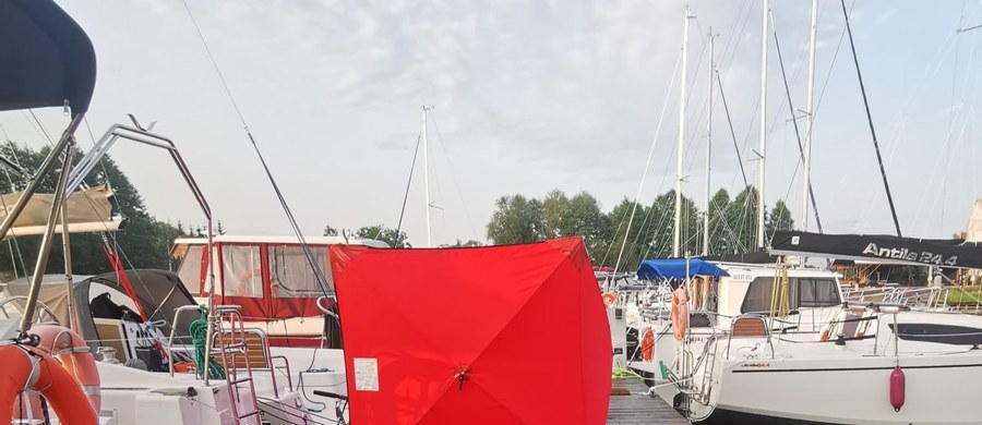 48-letni turysta z Małopolski utonął w jednym z portów w miejscowości Górkło w gminie Mikołajki na Mazurach. Mężczyzna - około drugiej godziny w nocy - schodząc z pokładu łodzi, stracił równowagę i wpadł do wody. Po dwóch godzinach jego ciało wyłowili ratownicy MOPR.