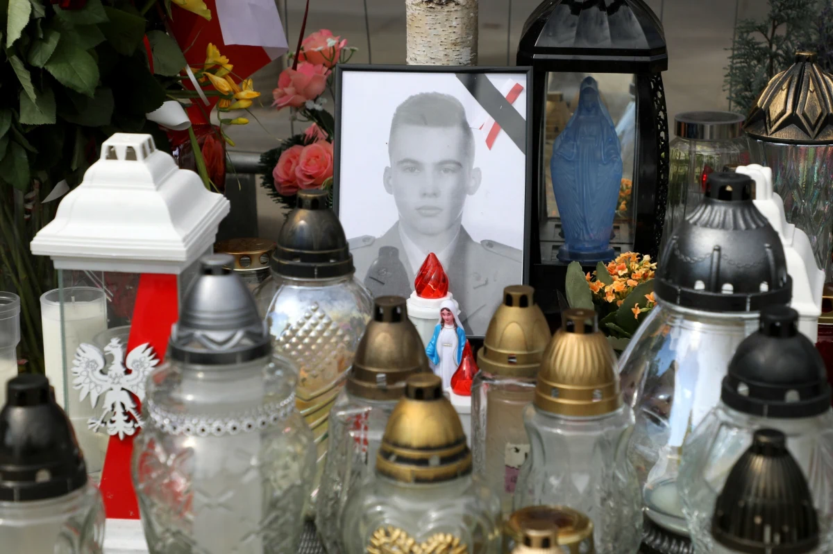 Mija pierwsza rocznica śmierci sierż. Mateusza Sitka z 1. Warszawskiej Brygady Pancernej. Zmarł on po ugodzeniu nożem przez jednego z migrantów podczas służby na granicy z Białorusią. 