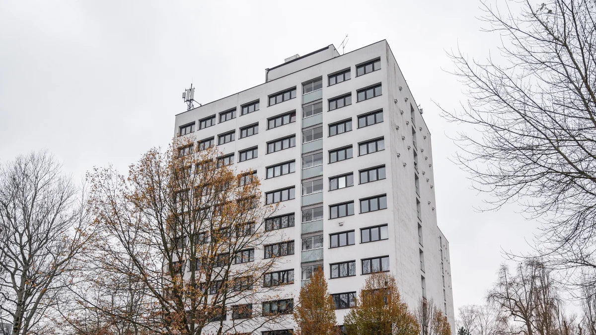 Czterystu studentów Politechniki Warszawskiej, którzy mieszkają w Domu Studenckim "Żaczek", musi się wyprowadzić do końca czerwca po tym, jak strażacy przeprowadzili tam kontrolę. Akademik czeka generalny remont. 