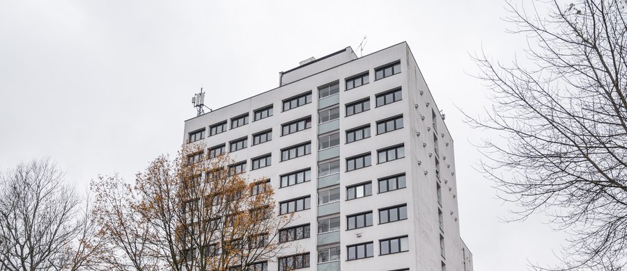 Czterystu studentów Politechniki Warszawskiej, którzy mieszkają w Domu Studenckim "Żaczek", musi się wyprowadzić do końca czerwca po tym, jak strażacy przeprowadzili tam kontrolę. Akademik czeka generalny remont. 