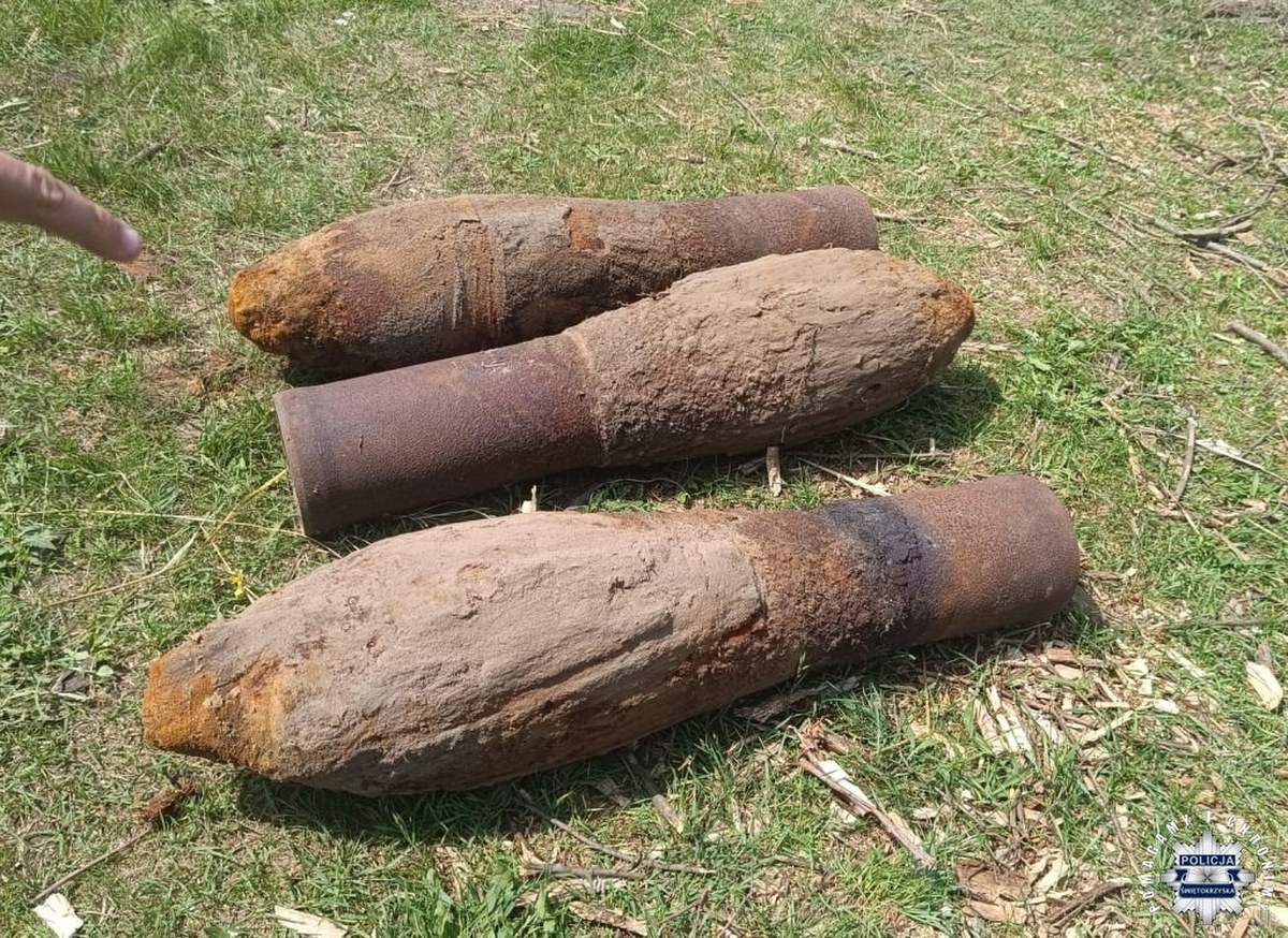 Cztery rakiety z wyrzutnią znalezione pod szopą