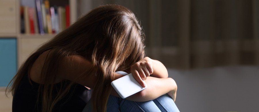Nagie zdjęcie koleżanki wygenerowali za pomocą jednej z aplikacji uczniowie z podwarszawskiej podstawówki. Co więcej, na Instagramie mieli zachęcać innych do wykorzystywania "wizerunku" dziewczynki. O tej wstrząsającej sprawie powiadomił w piątek Urząd Ochrony Danych Osobowych. Prezes instytucji zawiadomił policję.
