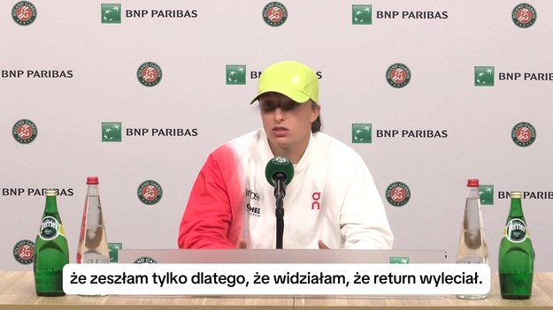 Nieodparta siła pokonała dotąd niewzruszoną mistrzynię – Sabalenka zadała Świątek pierwszą porażkę w Roland Garros od czterech lat, przerywając jej dominację na paryskiej mączce.

W pierwszym wielkoszlemowym meczu dwóch najlepszych tenisistek rankingu WTA od czasu US Open 2022, seria 26 kolejnych zwycięstw Świątek na kortach French Open została przerwana wynikiem 7-6 (1), 4-6, 6-0.

Świątek, która nie zdobyła żadnego tytułu od triumfu w Paryżu rok temu, powiedziała po meczu:

– Uwielbiam tu grać, więc oczywiście cieszę się, że miałam szczęście wystąpić w tylu wspaniałych turniejach właśnie tutaj.
– Nawet w tym meczu czuję, że grałam lepiej niż w poprzednich tygodniach. Po prostu jestem szczęśliwa, że mam miejsce, do którego mogę wracać co roku i próbować się przełamywać.

