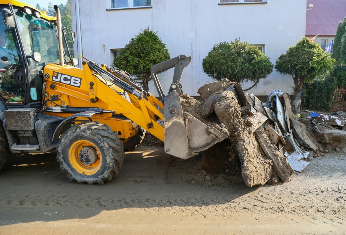 Około 40 domów - tyle ma zostać wyburzonych w Kaliszu w Wielkopolsce w związku z budową linii kolejowej Centralnego Portu Komunikacyjnego. Po zaktualizowaniu projektu trasy CPK z Sieradza do Poznania okazuje się, że część mieszkańców czeka wysiedlenie. Innym pociągi będą przejeżdżały nieopodal domów.