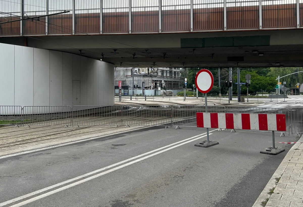 Ważna decyzja w sprawie zamkniętej dla ruchu estakady w Chorzowie. Wojewódzki Inspektorat Nadzoru Budowlanego w Katowicach nakaże chorzowskiemu samorządowi wzmocnienie estakady - poinformował wojewoda Marek Wójcik. 