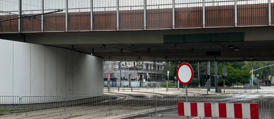 Ważna decyzja w sprawie zamkniętej dla ruchu estakady w Chorzowie. Wojewódzki Inspektorat Nadzoru Budowlanego w Katowicach nakaże chorzowskiemu samorządowi wzmocnienie estakady - poinformował wojewoda Marek Wójcik. 