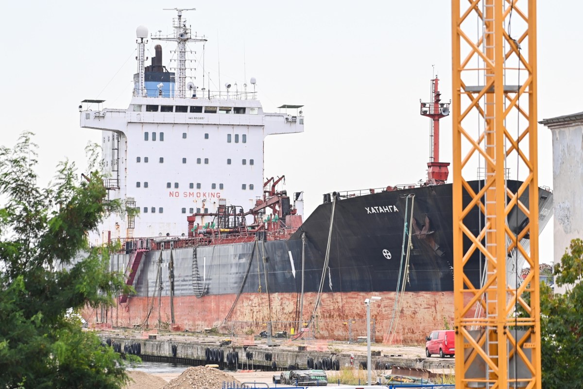 Khatanga overdue in Gdynia. Russian tanker incapable  to leave port