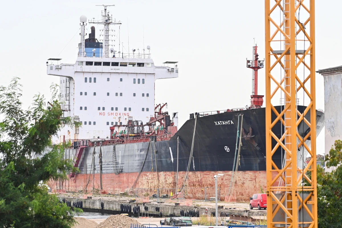 Mimo zapowiedzi o gotowości do opuszczenia portu w Gdyni rosyjski tankowiec "Khatanga" wciąż pozostaje na nabrzeżu, gdzie zalega już od 2017 roku. Przyczyną opóźnienia jest brak niezbędnych dokumentów z Danii potrzebnych do przetransportowania jednostki do stoczni recyklingowej. Jak dowiedział się reporter RMF FM, agencja czeka na ostatnią już opinię jednego z lokalnych organów. Bez tej opinii dokumenty nie mogą trafić do Polski. Urząd Morski w Gdyni przedłużył termin zarządzenia dot. usunięcia statku do sierpnia.