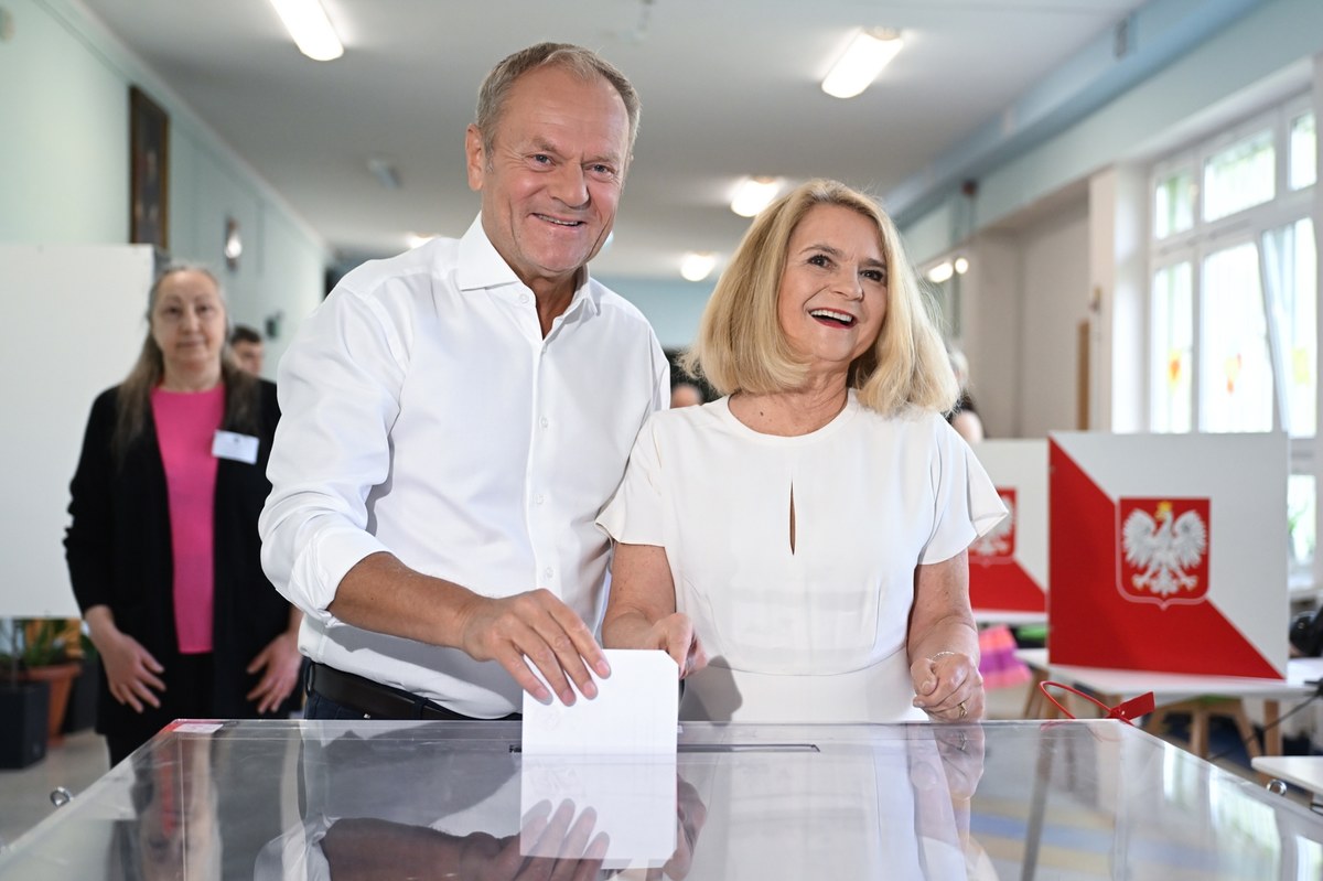 "Wyborczy cud". Donald Tusk reaguje na anomalie w komisjach wyborczych