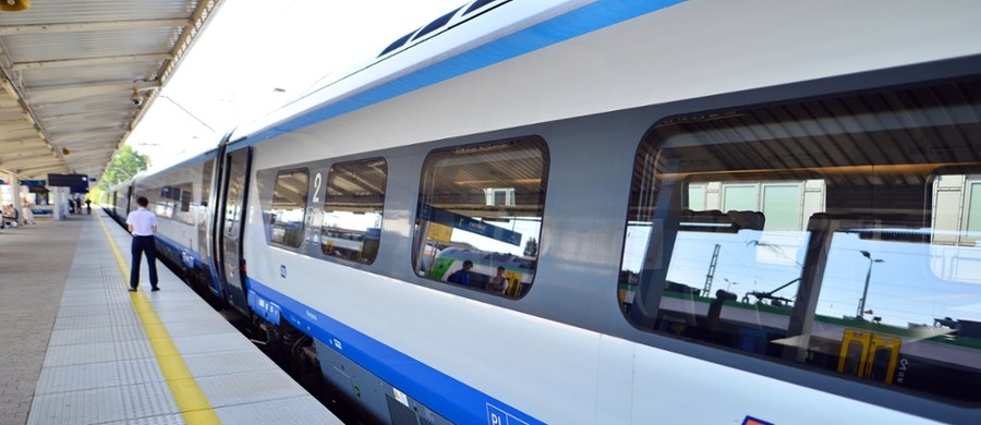 Do dramatycznego wypadku doszło w piątek, 6 czerwca, na dworcu PKP Poznań Główny. Pasażerka, wysiadając z pociągu, nie trafiła stopą w krawędź peronu i spadła w szczelinę między wagonem a peronem. Gdy przejmowali ją ratownicy, była przytomna. Pociąg odjechał z Poznania z półgodzinnym opóźnieniem.