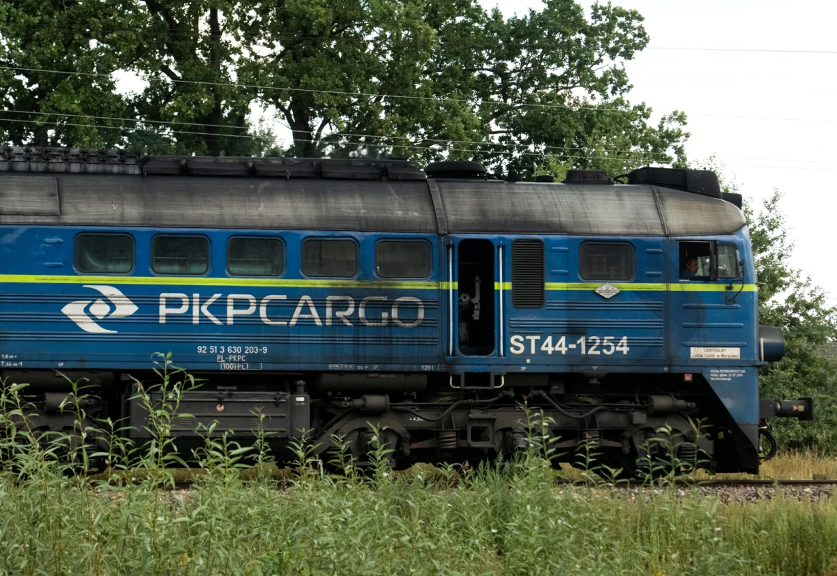 Fatalna wiadomość dla zatrudnionych w PKP Cargo. Firma planuje zwolnienia grupowe w tym i przyszłym roku. W sumie bez pracy ma zostać blisko 2,5 tys. osób.