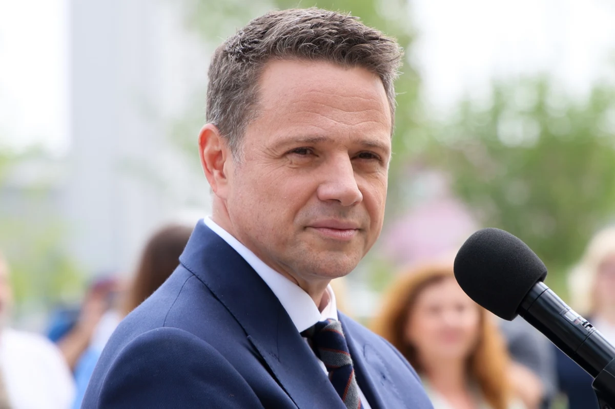 "Wiem, że jesteście teraz smutni, rozczarowani, wkurzeni, a nawet wściekli" – powiedział Rafał Trzaskowski w nagraniu opublikowanym w piątek w mediach społecznościowych, zwracając się do swoich wyborców. Włodarz stolicy, który w niedzielę przegrał wybory prezydenckie, podziękował tym, którzy na niego zagłosowali i mobilizował do dalszego działania "na rzecz Polski opartej na wartościach, wspólnocie i uczciwości".