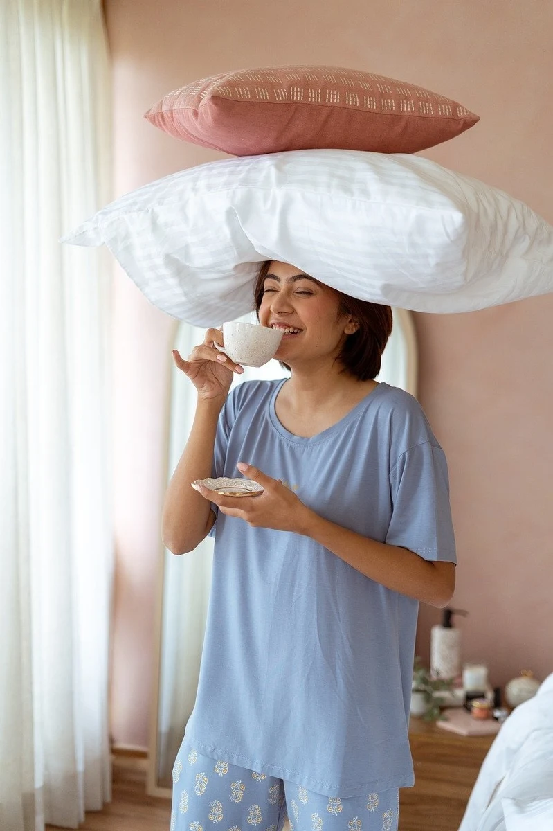 Wybór piżamy coraz częściej wykracza poza kwestię wygody. Kolorystyka, deseń czy ogólny charakter zestawu nocnego mogą być subtelnym podkreśleniem osobistego stylu – równie ważnym jak odzież dzienna. Odpowiednio dobrana stylowa piżama damska lub męska pozwala lepiej czuć się we własnym ciele, a także wpływa na jakość wypoczynku. W artykule omawiamy, jak świadomie dobierać kolory i wzory w piżamach, by pasowały do indywidualnych preferencji – zarówno na co dzień, jak i na prezent.