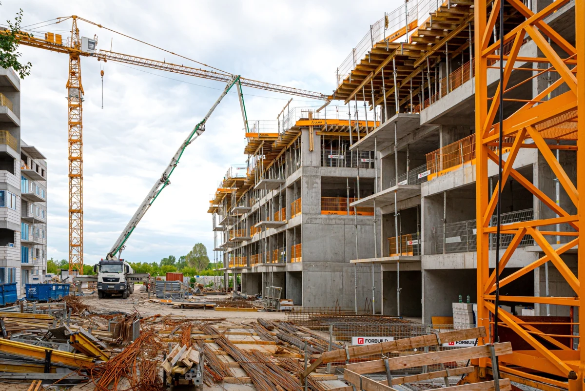 Prezydent Andrzej Duda podpisał ustawę zobowiązującą deweloperów do publikowania cen oferowanych mieszkań. Chodzi o nowelizację ustawy o ochronie praw nabywcy lokalu mieszkalnego lub domu jednorodzinnego oraz Deweloperskim Funduszu Gwarancyjnym, która zobowiązuje deweloperów do prowadzenia stron internetowych, na których podawane mają być ceny mieszkań - od początku sprzedaży do jej zakończenia. Autorem tych rozwiązań był klub Polska 2050-TD. 