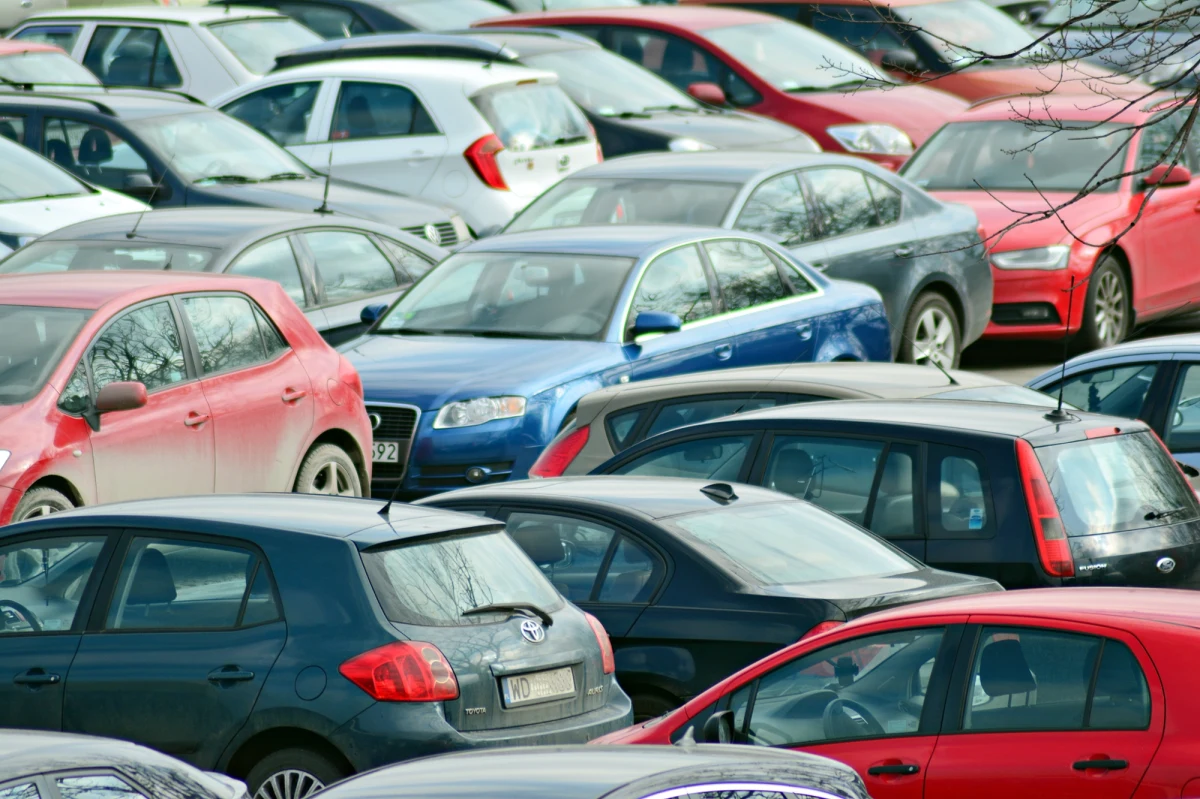 Jak wynika z najnowszego raportu GetHelp.pl, co trzecie auto psuje się rok po zakupie. Raport objął 50 tys. zgłoszeń awarii samochodów w wieku do 20 lat i z przebiegiem poniżej 350 tys. kilometrów. O przyczynach tak częstych awarii w radiu RMF24 mówił ekspert - Mikołaj Krupiński, rzecznik prasowy Instytutu Transportu Samochodowego. ". Około 20 proc. usterek dotyczy silników. Im bardziej samochód jest skomplikowany technicznie i ma większy przebieg, jest starszy, tym ryzyko awarii wzrasta" - wyjaśnił.