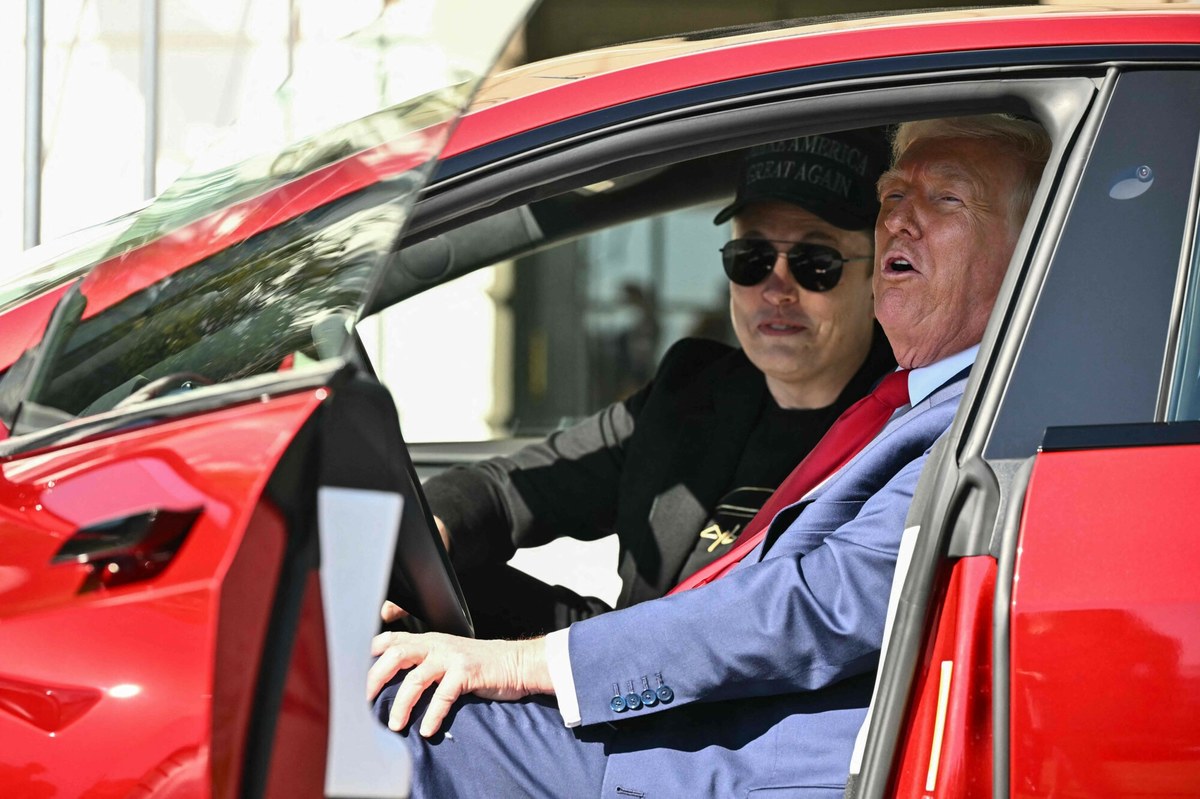 Wojna Donald Trump - Elon Musk trwa. Tym razem z autem w tle. I to nie byle jakim autem. Amerykański prezydent jest tak wściekły na miliardera, że ma rozważać pozbycie się czerwonej Tesli, którą dostał od swojego dawnego współpracownika. Taką informację przekazały amerykańskie media.
