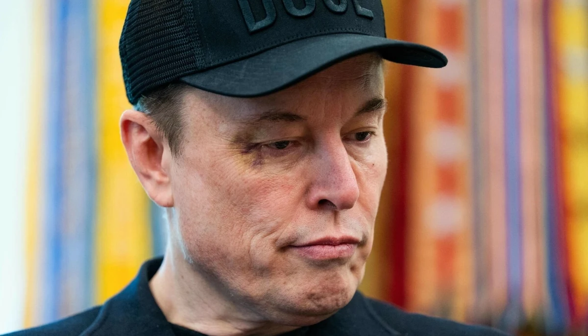 Polityka nie jest łatwą sztuką, o czym boleśnie przekonał się Elon Musk, a co podkreślił w przyszpilającym poście polski minister spraw zagranicznych Radosław Sikorski. Teraz właściciel Tesli musi uważnie stawiać kroki na politycznym gruncie, bo gniew Donalda Trumpa może okazać się straszliwy. Wybawienie dla miliardera może nadejść z nieoczekiwanego kierunku, bo po Muska dłonie wyciąga Moskwa.