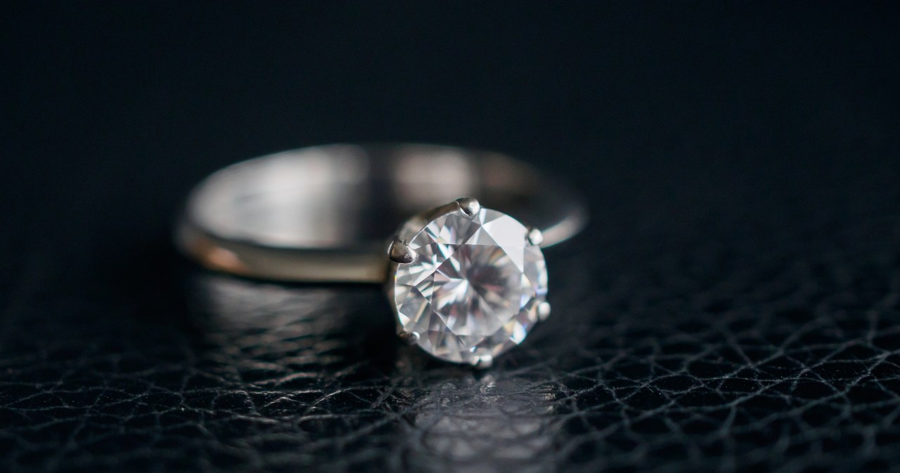 Oświadczyny wśród gwiazd. Nietypowa oferta paryskiej firmy