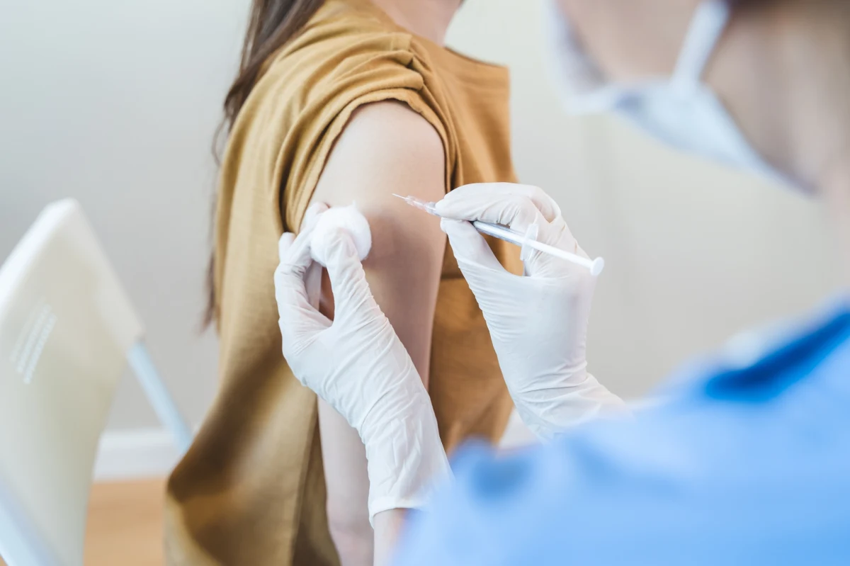 Główny Inspektorat Farmaceutyczny uspokaja, że dzieci, które dostały wstrzymaną w obrocie szczepionkę przeciwko ospie wietrznej, nie muszą dodatkowo zgłaszać się do lekarza i farmaceuty, jeśli nie ma wątpliwości dotyczących stanu ich zdrowia. Taką odpowiedź otrzymał z GIF dziennikarz RMF FM Michał Dobrołowicz. Decyzja o wstrzymaniu zapadła na początku tygodnia. Powodem był potencjalny niepożądany odczyn u jednego z pacjentów.