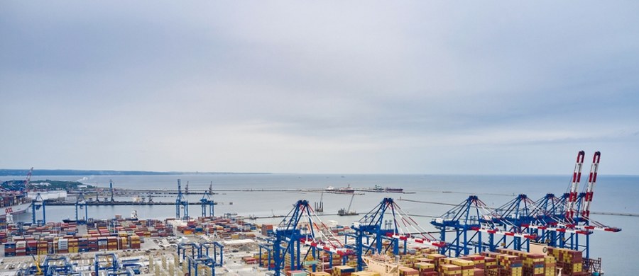 Nowy terminal kontenerowy T3 w Gdańsku, część Baltic Hub, oficjalnie zainaugurował działalność. Dzięki inwestycji zdolności przeładunkowe całego Baltic Hub mają wzrosnąć o 1,5 mln TEU rocznie. Nowy terminal ma pracować na 100 proc. możliwości pod koniec 2025 r.