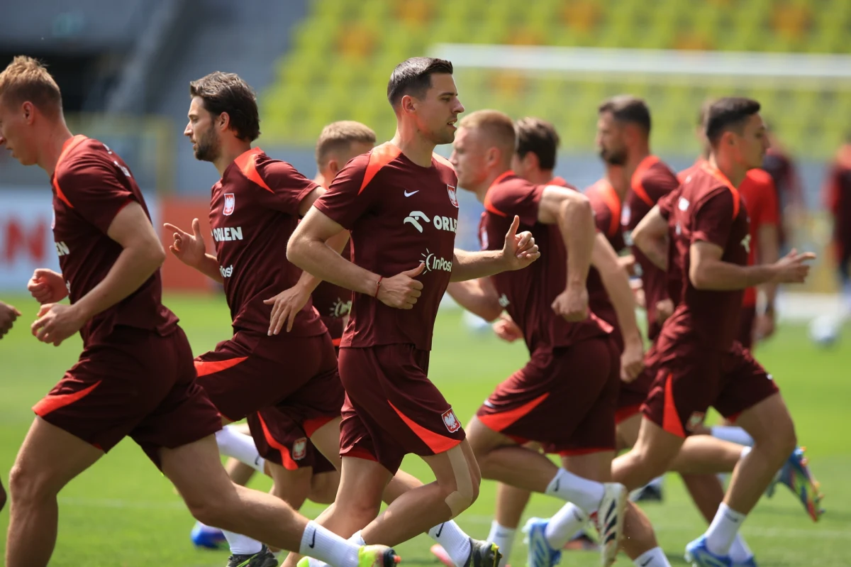 Znamy skład na piątkowy mecz reprezentacji Polski w piłce nożnej. Biało-Czerwoni o 20:45 zagrają z Mołdawią. Na murawę Stadionu Śląskiego wybiegną m.in. Matty Cash, Bartosz Slisz czy Kamil Grosicki.