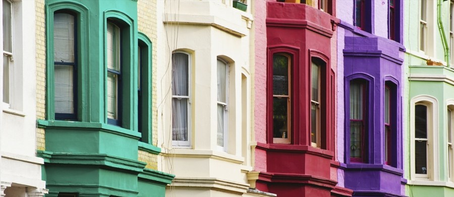 W jednej z najbardziej rozpoznawalnych dzielnic Londynu - Notting Hill - trwa cichy bunt mieszkańców. Właściciele słynnych kolorowych kamienic zaczęli przemalowywać je na czarno. To odpowiedź na zalew influencerów, którzy masowo nagrywają filmy i robią sobie selfie przed prywatnymi posesjami.