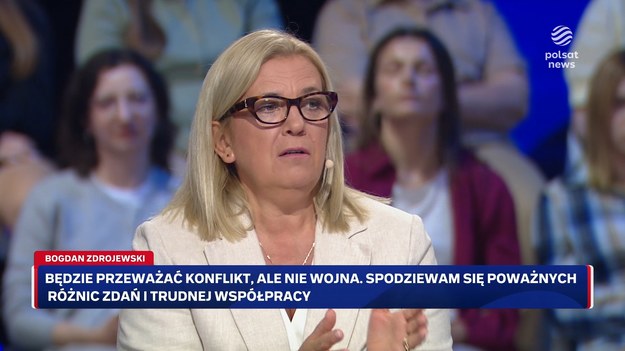 - My chcieliśmy Polski podzielonej na dwa obozy, umowne obozy republikanów i demokratów. Dlatego, że wtedy łatwiej nam się rządzi bo wiemy, kto tę władzę przejmie po mnie. Jeśli ja jestem republikanką i przegram to wiem, że po mnie władzę wezmą demokraci i to oni są stabilizacją systemu tak jak i ja - stwierdziła Elżbieta Jakubiak, szefowa gabinetu Aleksandra Kwaśniewskiego.