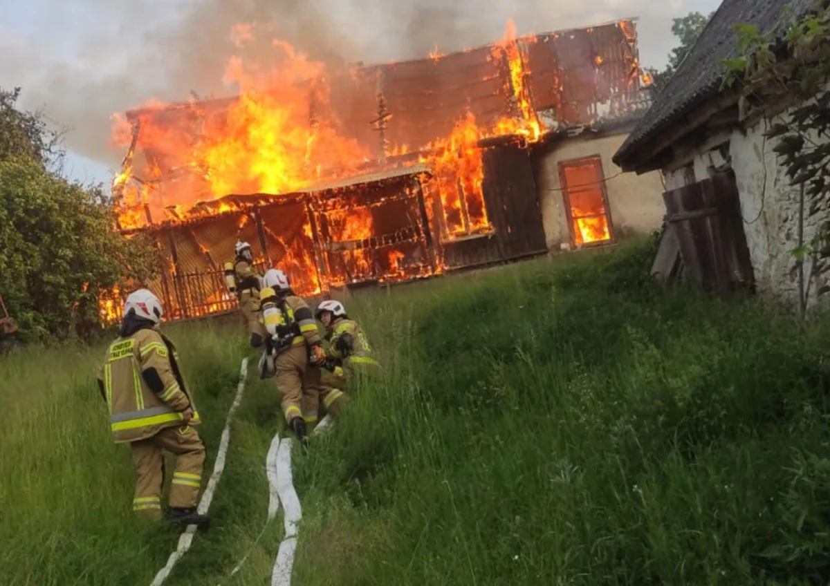 Dramatyczne sceny rozegrały się w piątek wieczorem w miejscowości Jeżowiec w powiecie włoszczowskim (woj. świętokrzyskie). Około godziny 19:30 wybuchł pożar w budynku mieszkalnym. Niestety, mimo szybkiej reakcji służb jedna osoba zginęła, a trzy trafiły do szpitala.
