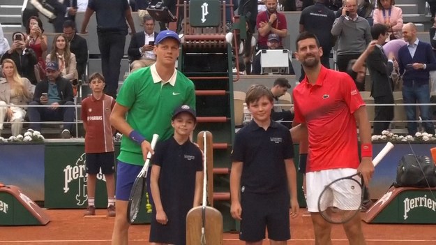 Najwyżej rozstawiony Jannik Sinner pokonał w piątek Novaka Djokovica i zapewnił sobie udział w finale French Open przeciwko broniącemu tytułu Carlosowi Alcarazowi.