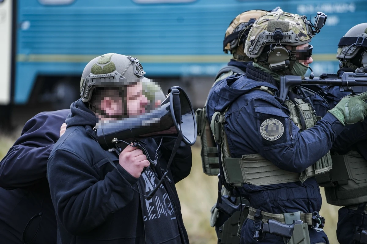 54-letni mężczyzna, który w sobotę rano zabarykadował się z niebezpiecznym narzędziem przy ul. Fredry w Krakowie, jest już w rękach służb. Na miejscu pracowali kontrterroryści - którzy siłą weszli do mieszkania - oraz negocjatorzy policyjni. Okazało się, że w mieszkaniu był jeszcze 12-letni syn mężczyzny. Służby prosiły, aby nie zbliżać się do miejsca zdarzenia i nie wychodzić na balkony. W trakcie interwencji mężczyzna okaleczył się nożem. Dziecku nic się nie stało.
