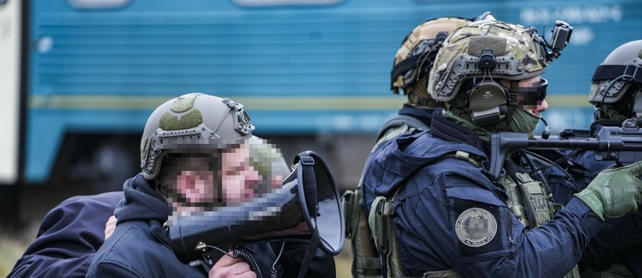 54-letni mężczyzna, który w sobotę rano zabarykadował się z niebezpiecznym narzędziem przy ul. Fredry w Krakowie, jest już w rękach służb. Na miejscu pracowali kontrterroryści - którzy siłą weszli do mieszkania - oraz negocjatorzy policyjni. Okazało się, że w mieszkaniu był jeszcze 12-letni syn mężczyzny. Służby prosiły, aby nie zbliżać się do miejsca zdarzenia i nie wychodzić na balkony. W trakcie interwencji mężczyzna okaleczył się nożem. Dziecku nic się nie stało.