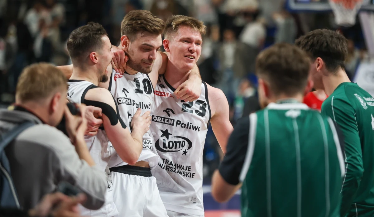 Koszykarze Legii Warszawa kilka dni temu wyeliminowali w półfinale Orlen Basket Ligi Anwil Włocławek, wygrywając rywalizację w tej fazie 3-0. Ciągle jednak nie wiedzą, z kim powalczą o złoto. Wyjaśni to piąty pojedynek Trefla Sopot ze Startem Gdańsk, który rozpocznie się o godz. 17:30. Legioniści będą go obserwować przed telewizorami. "Jest polecenie odgórne od trenera, by ten mecz oglądać" - mówi kapitan Legii Michał Kolenda.