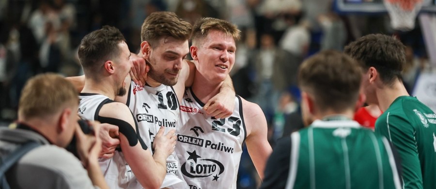 Koszykarze Legii Warszawa kilka dni temu wyeliminowali w półfinale Orlen Basket Ligi Anwil Włocławek, wygrywając rywalizację w tej fazie 3-0. Ciągle jednak nie wiedzą, z kim powalczą o złoto. Wyjaśni to piąty pojedynek Trefla Sopot ze Startem Gdańsk, który rozpocznie się o godz. 17:30. Legioniści będą go obserwować przed telewizorami. "Jest polecenie odgórne od trenera, by ten mecz oglądać" - mówi kapitan Legii Michał Kolenda.