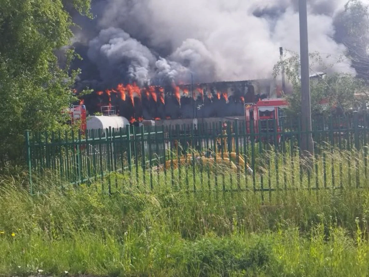 Pożar składu opon nieopodal Lubartowa w województwie lubelskim. Informację o słupie dymu nad miejscowością Serniki otrzymaliśmy na Gorącą Linię RMF FM. Straż pożarna ją potwierdza. 
