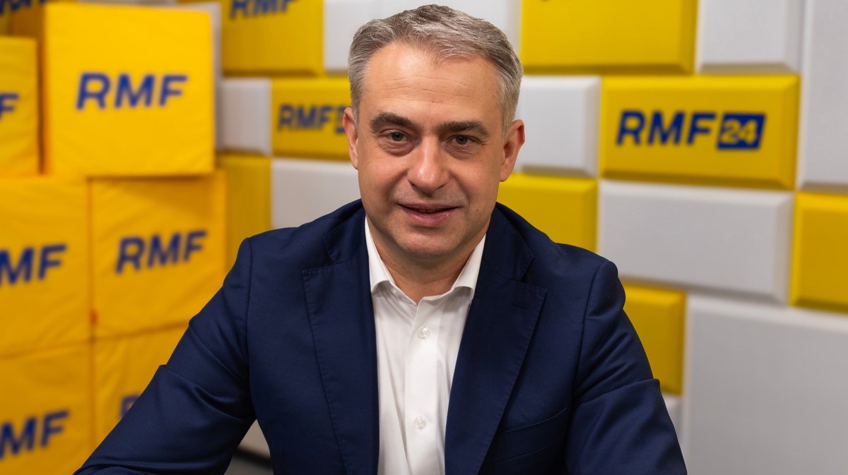 "Są wyniki, które wskazują, że w wielu komisjach wyborczych doszło do pomyłek. Sprawa jest poważna" - powiedział Krzysztof Gawkowski, Gość Krzysztofa Ziemca w RMF FM, pytany o to, czy Państwowa Komisja Wyborcza powinna zająć się sprawą anomalii w komisjach wyborczych w czasie drugiej tury wyborów prezydenckich. "Nikt nie mówi o fałszerstwie wyborczym, ale sprawa musi być wyjaśniona" - dodał wicepremier i minister cyfryzacji z Nowej Lewicy. Krzysztof Gawkowski wyraził też przekonanie, że podczas najbliższego głosowania w Sejmie rząd Donalda Tuska uzyska wotum zaufania.