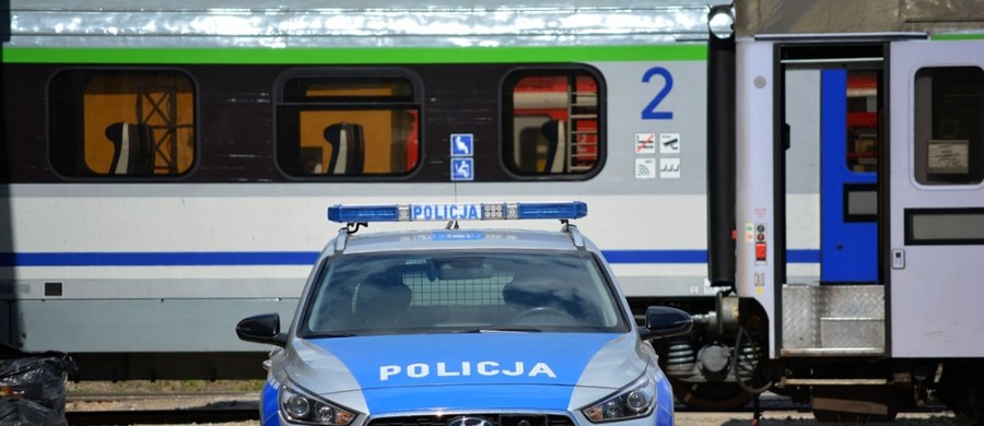 Do groźnego incydentu doszło w pociągu na terenie województwa zachodniopomorskiego. Jeden z pasażerów wyciągnął przedmiot przypominający broń - dowiedział się reporter RMF FM Igor Skrzypek.